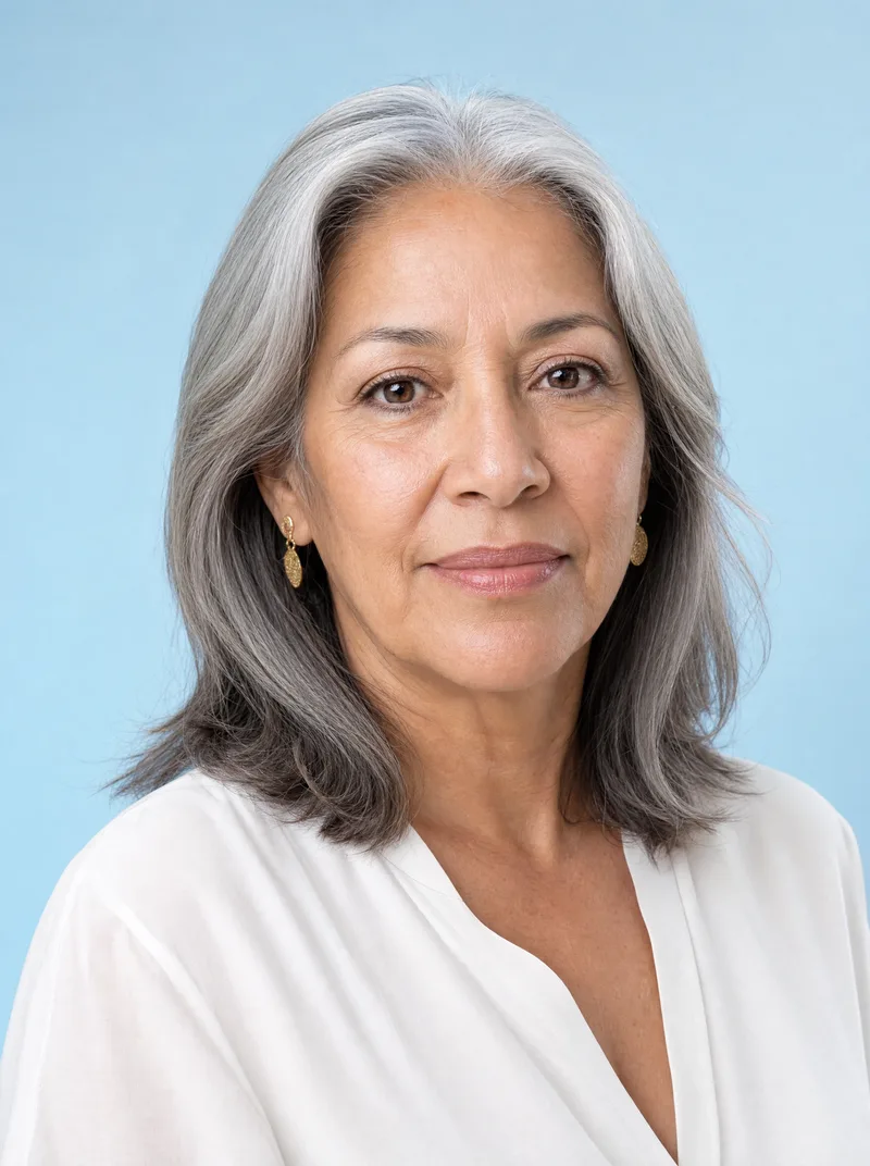 Mujer de mediana edad con piel cuidada, candidata ideal al rejuvenecimiento facial sin cirugía